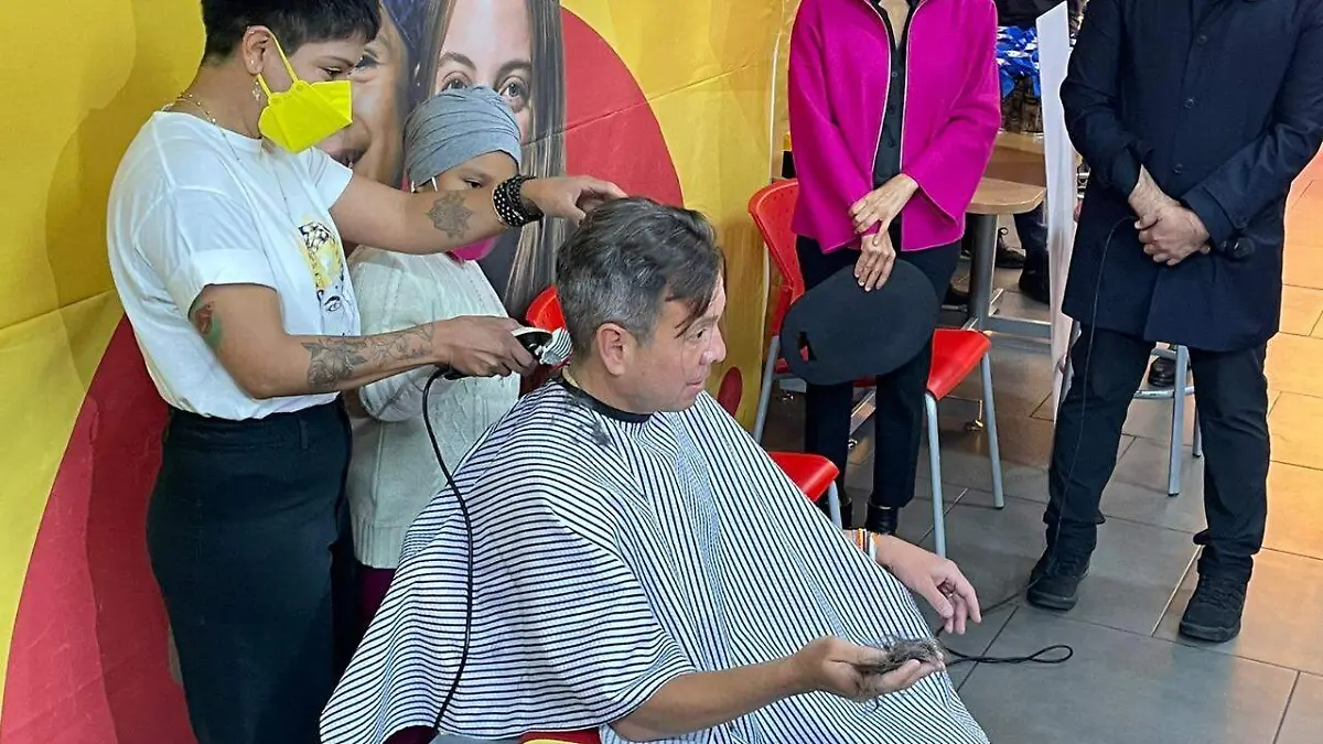 Pablo Lemus se corta el cabello para apoyar a los niños con cáncer